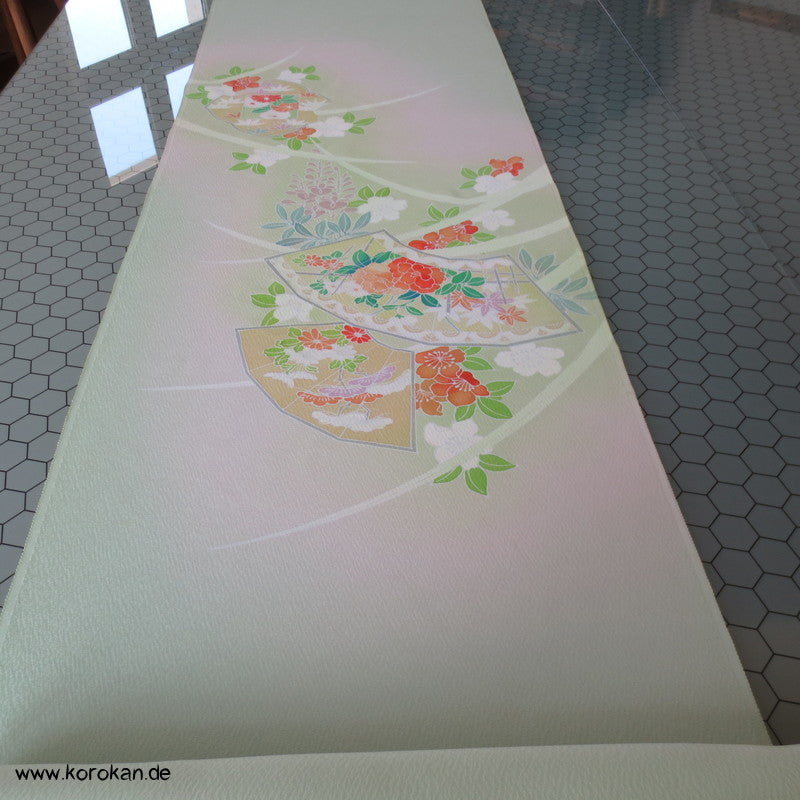 Pastell Blumen auf hellgrüner Crepe Seide Tanmono, handbemalt, Yuzen