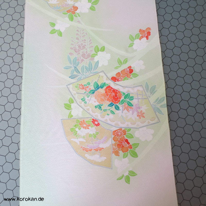 Pastell Blumen auf hellgrüner Crepe Seide Tanmono, handbemalt, Yuzen
