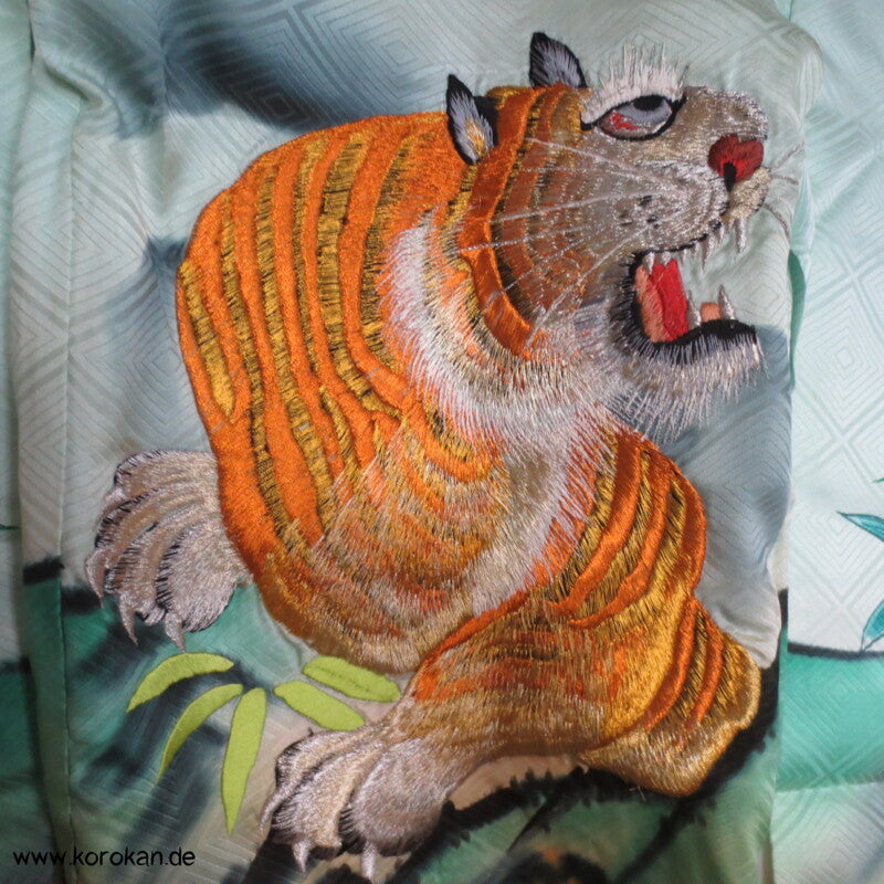 Furisode - Taufkimono für Jungen, gestickter Tiger auf Diamantrauten Seidendamast