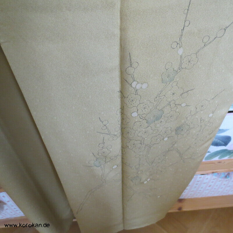 Ume Zweige auf blassem curry Winter Homongi Kimono