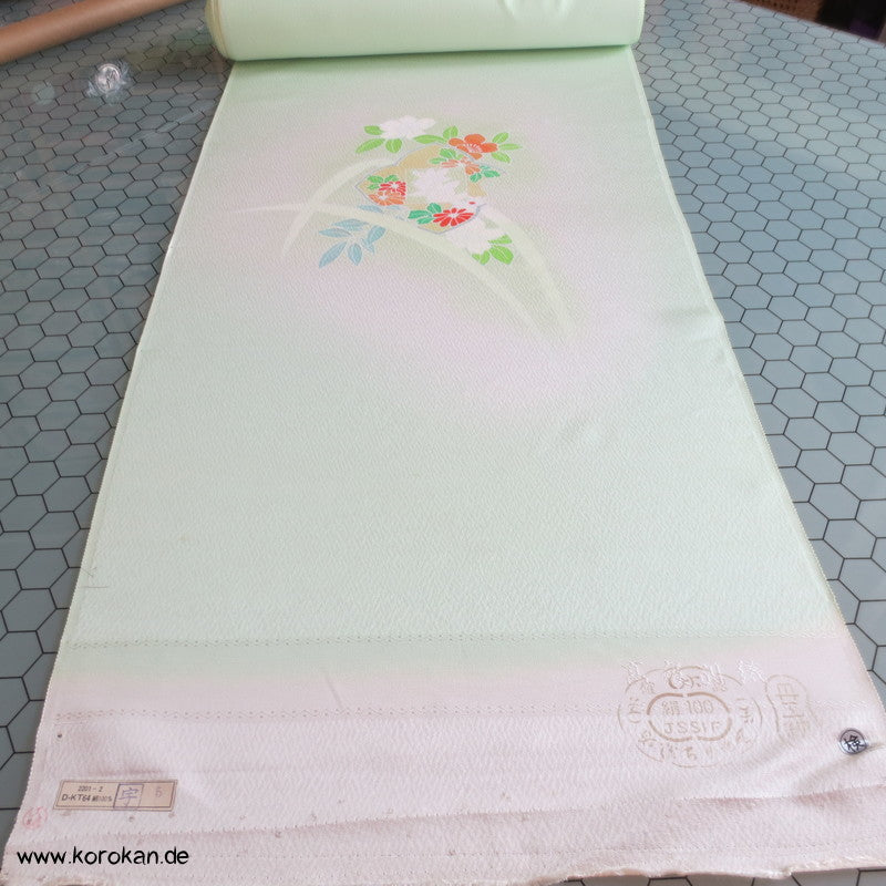 Pastell Blumen auf hellgrüner Crepe Seide Tanmono, handbemalt, Yuzen