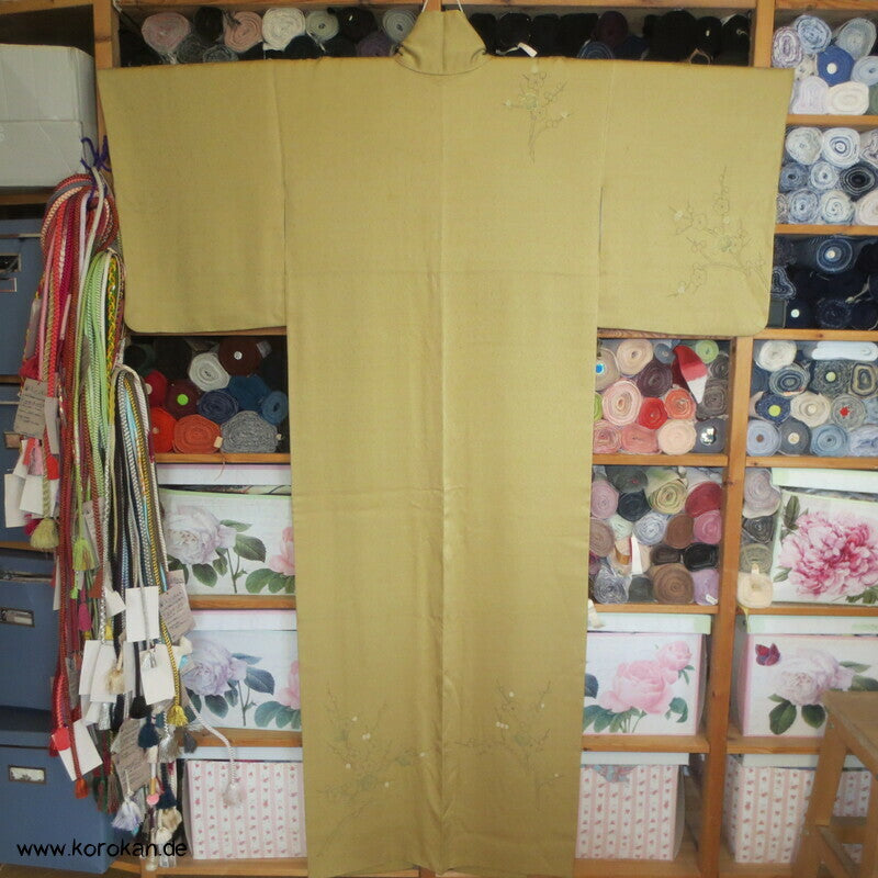 Ume Zweige auf blassem curry Winter Homongi Kimono
