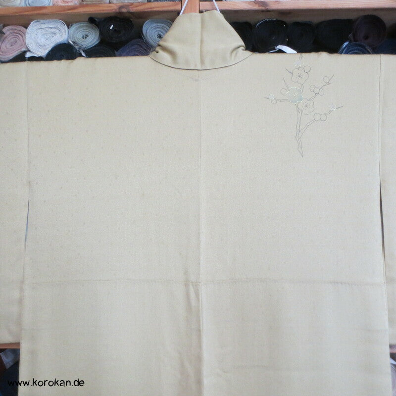 Ume Zweige auf blassem curry Winter Homongi Kimono