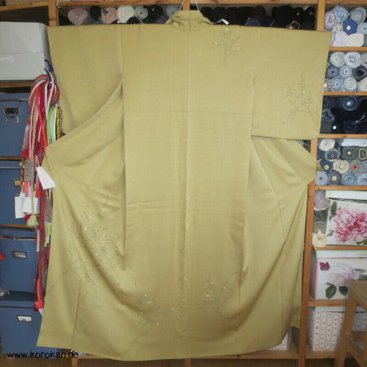Ume Zweige auf blassem curry Winter Homongi Kimono