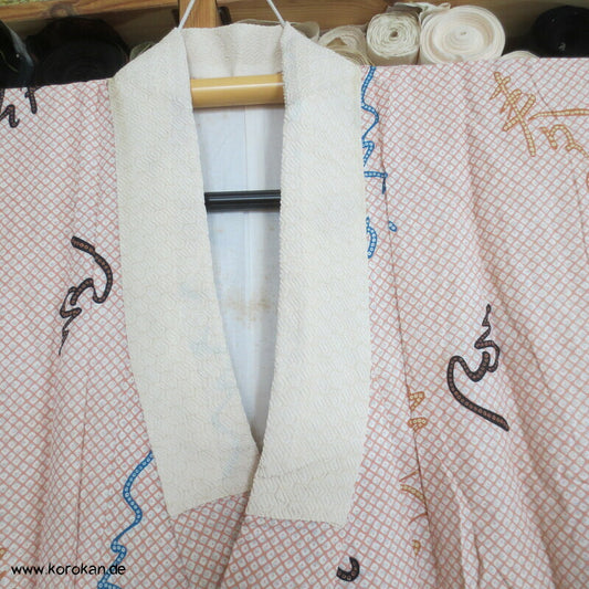 Hiragana auf Kanokodot Seidencrepe Juban Unterkimono aus Japan