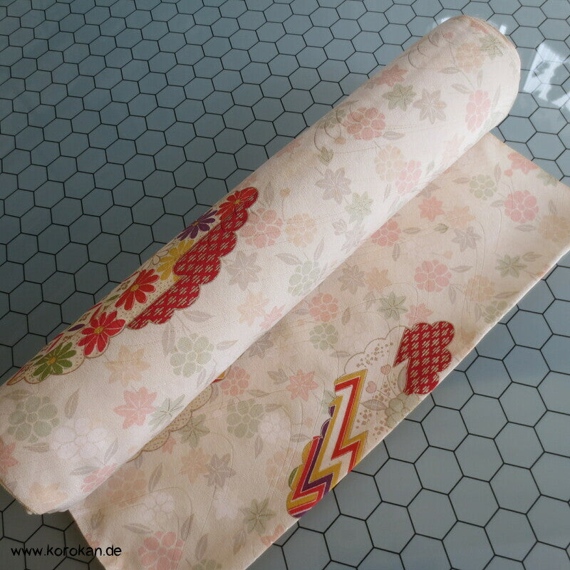 Wolken mit Blüten, Flusswellen Rinzu Damast Kimono Seide