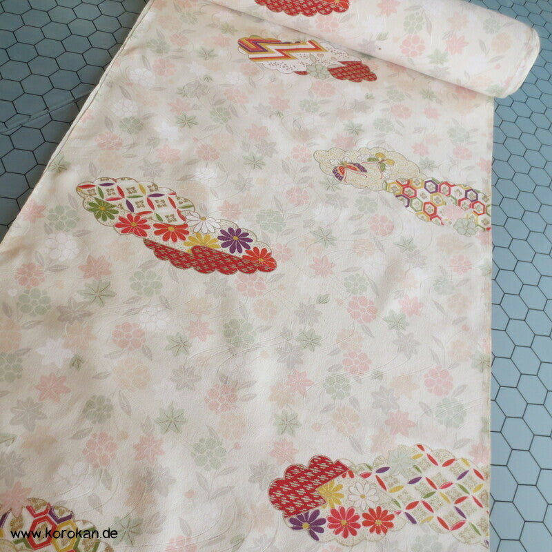 Wolken mit Blüten, Flusswellen Rinzu Damast Kimono Seide