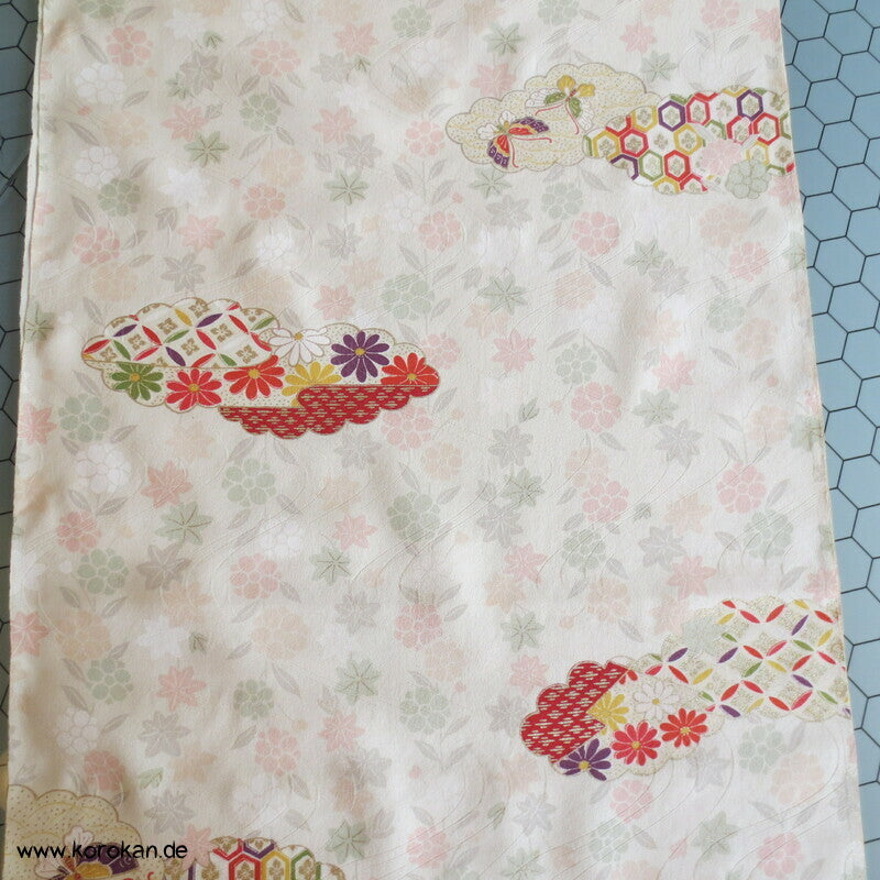 Wolken mit Blüten, Flusswellen Rinzu Damast Kimono Seide