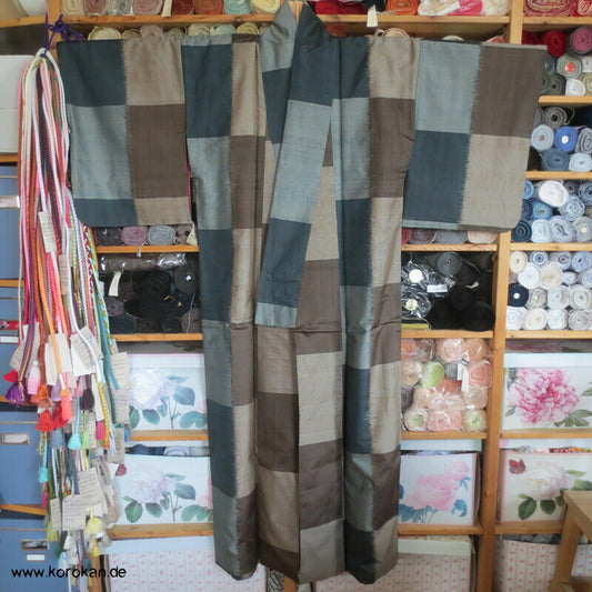 Ichimatsu Karo Kasuri Tsumugi Seiden Kimono, Japan