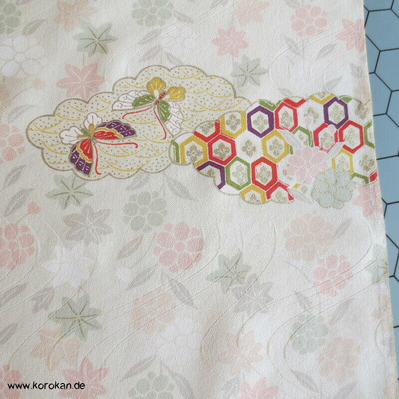Wolken mit Blüten, Flusswellen Rinzu Damast Kimono Seide