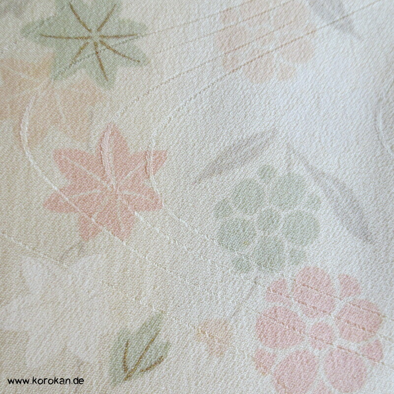Wolken mit Blüten, Flusswellen Rinzu Damast Kimono Seide