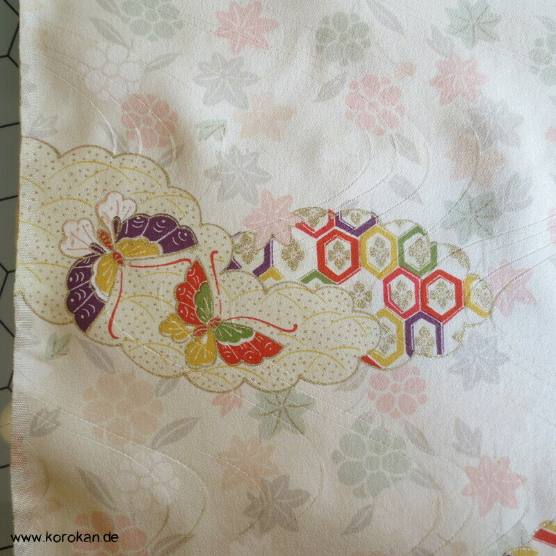 Wolken mit Blüten, Flusswellen Rinzu Damast Kimono Seide