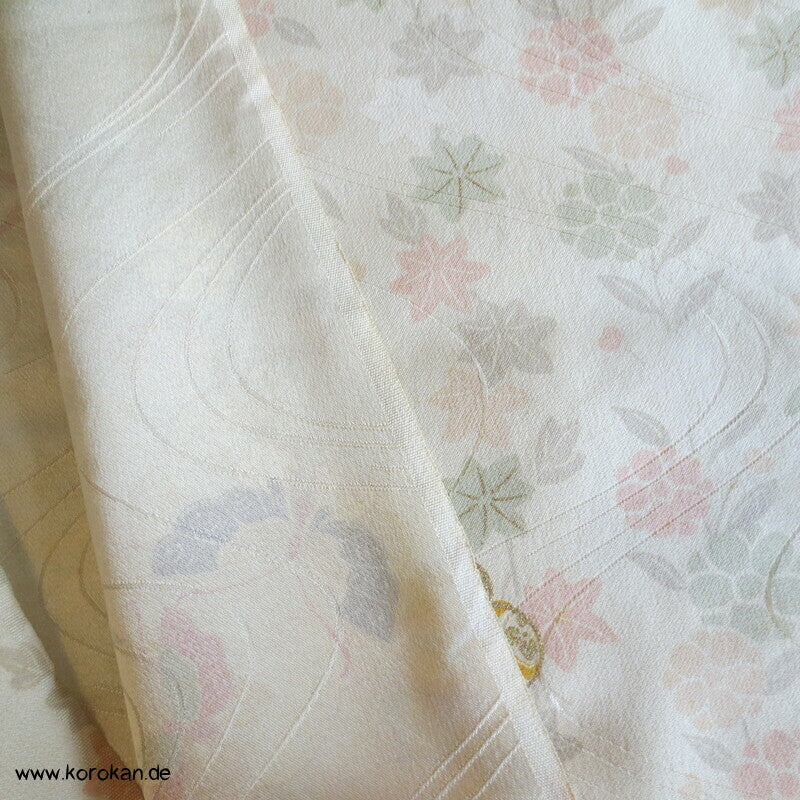 Wolken mit Blüten, Flusswellen Rinzu Damast Kimono Seide