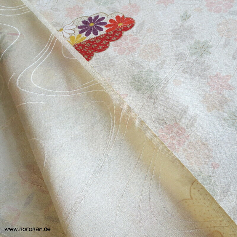 Wolken mit Blüten, Flusswellen Rinzu Damast Kimono Seide