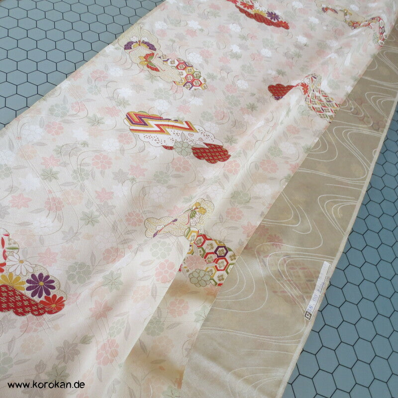 Wolken mit Blüten, Flusswellen Rinzu Damast Kimono Seide