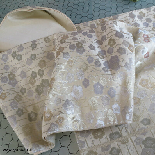 Umeblüten Brokat Fukuro Obi, glänzend auf natur Seidenbrokat Kimonogürtel