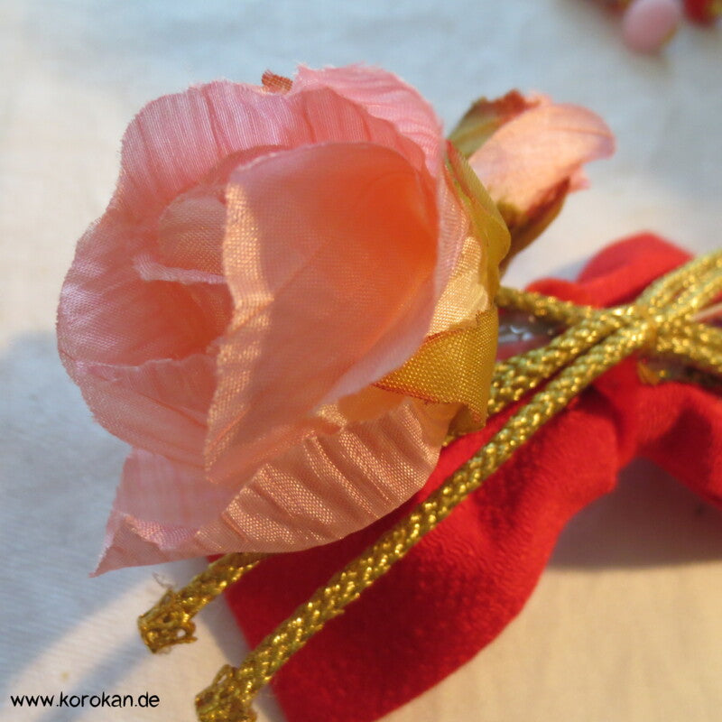 japanischer Kanzashi Rosen und Bänder Haarschmuck auf Metallklemme