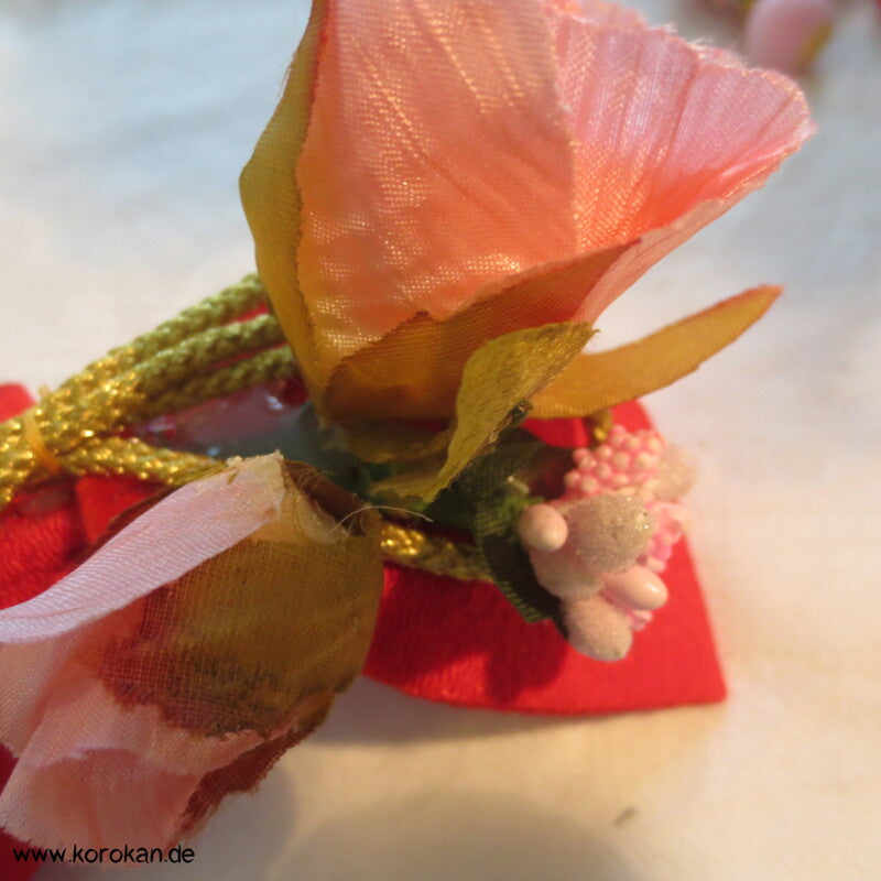 japanischer Kanzashi Rosen und Bänder Haarschmuck auf Metallklemme