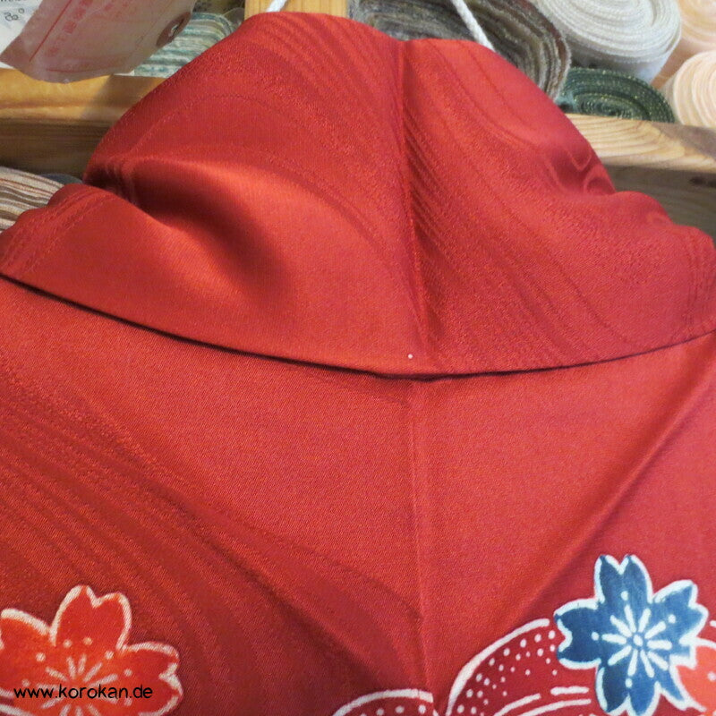 Furisode Seidendamast Kimono mit Bingata Motiven