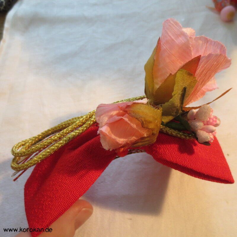 japanischer Kanzashi Rosen und Bänder Haarschmuck auf Metallklemme
