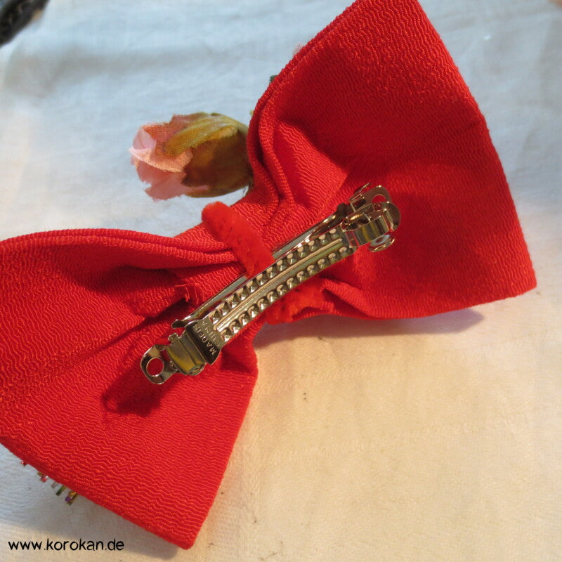japanischer Kanzashi Rosen und Bänder Haarschmuck auf Metallklemme