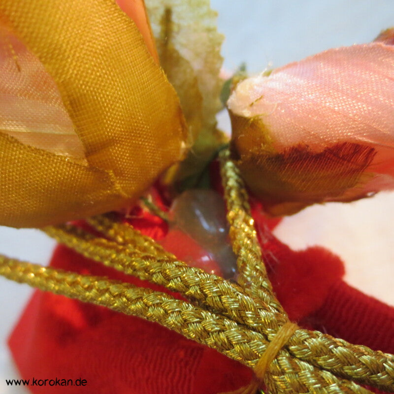 japanischer Kanzashi Rosen und Bänder Haarschmuck auf Metallklemme