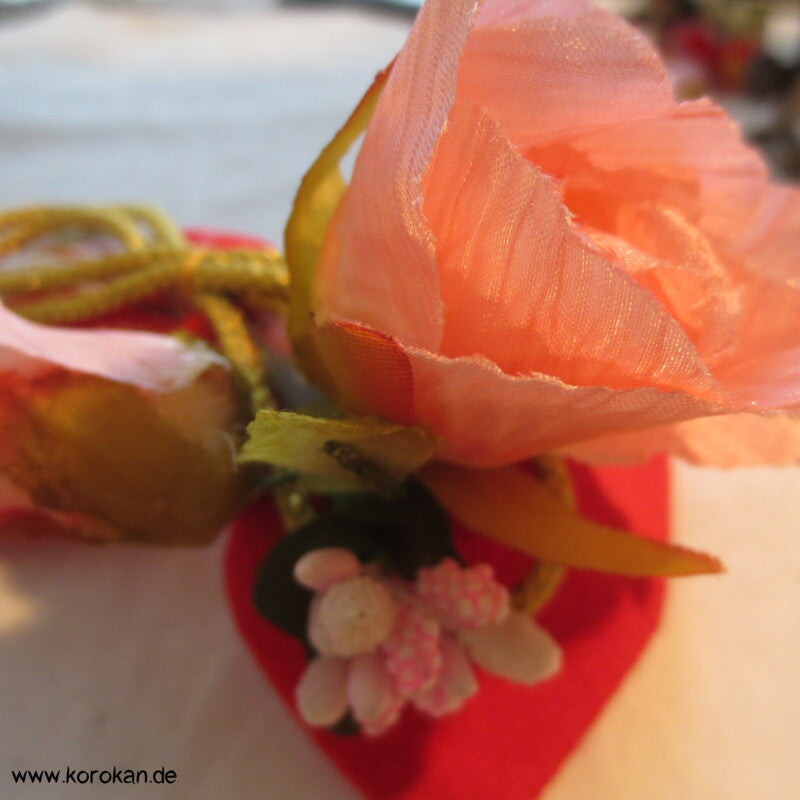 japanischer Kanzashi Rosen und Bänder Haarschmuck auf Metallklemme
