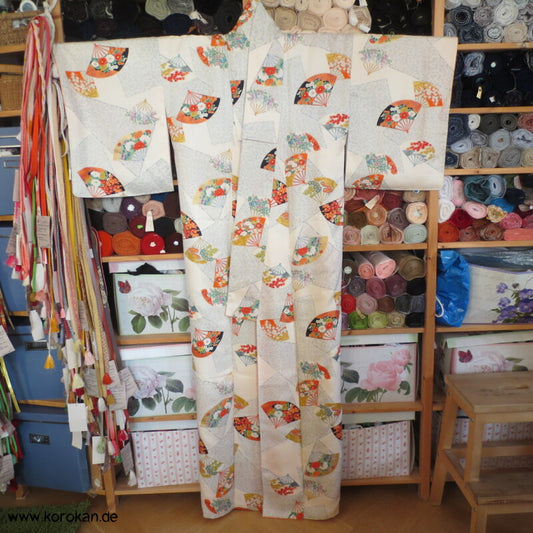Fächer mit Gold Komon Seidencrepesatin Kimono