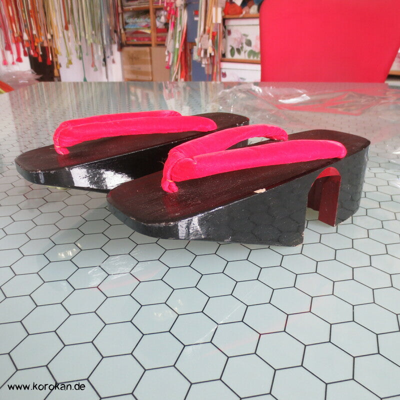 japanische Pokkori artige Maiko Geta Sandalen, schwarz lackiert, roter Samt