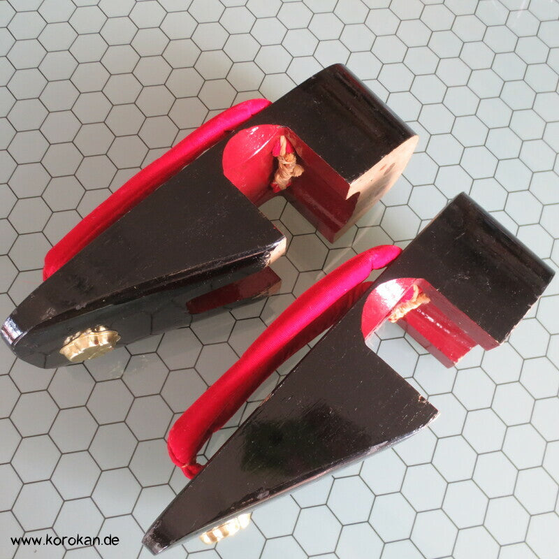 japanische Pokkori artige Maiko Geta Sandalen, schwarz lackiert, roter Samt