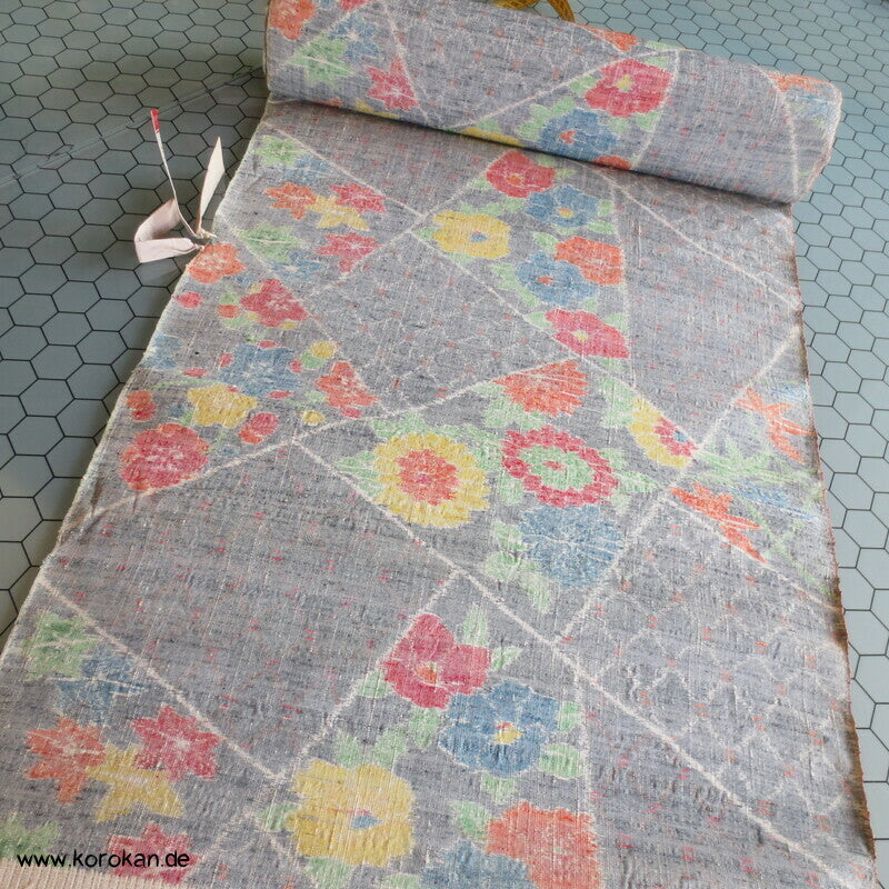 bunte Blumen auf grau, grobe, schwere Tsumugi Seide
