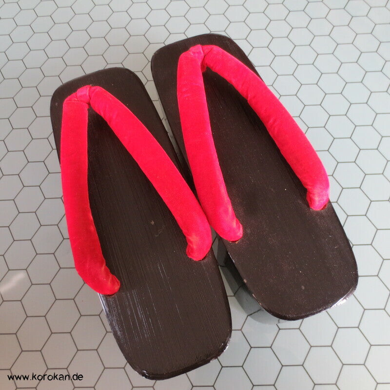 japanische Pokkori artige Maiko Geta Sandalen, schwarz lackiert, roter Samt