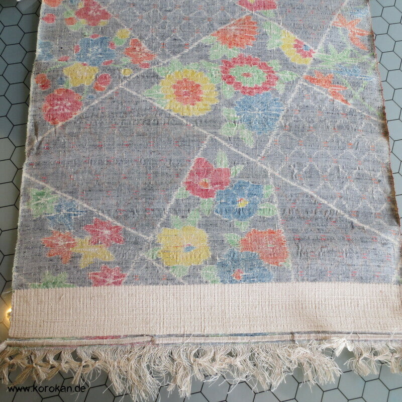 bunte Blumen auf grau, grobe, schwere Tsumugi Seide