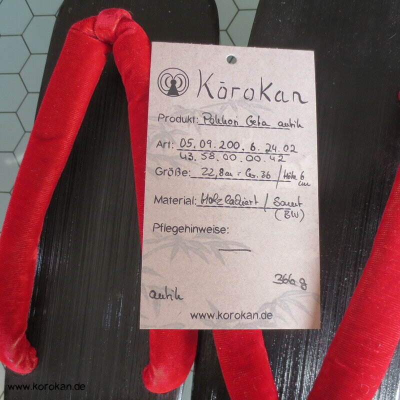 japanische Pokkori artige Maiko Geta Sandalen, schwarz lackiert, roter Samt
