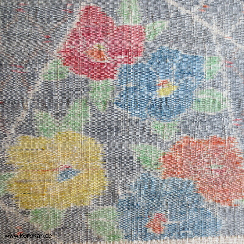 bunte Blumen auf grau, grobe, schwere Tsumugi Seide