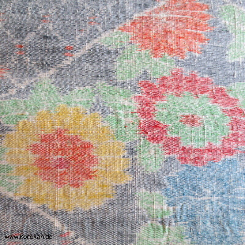 bunte Blumen auf grau, grobe, schwere Tsumugi Seide