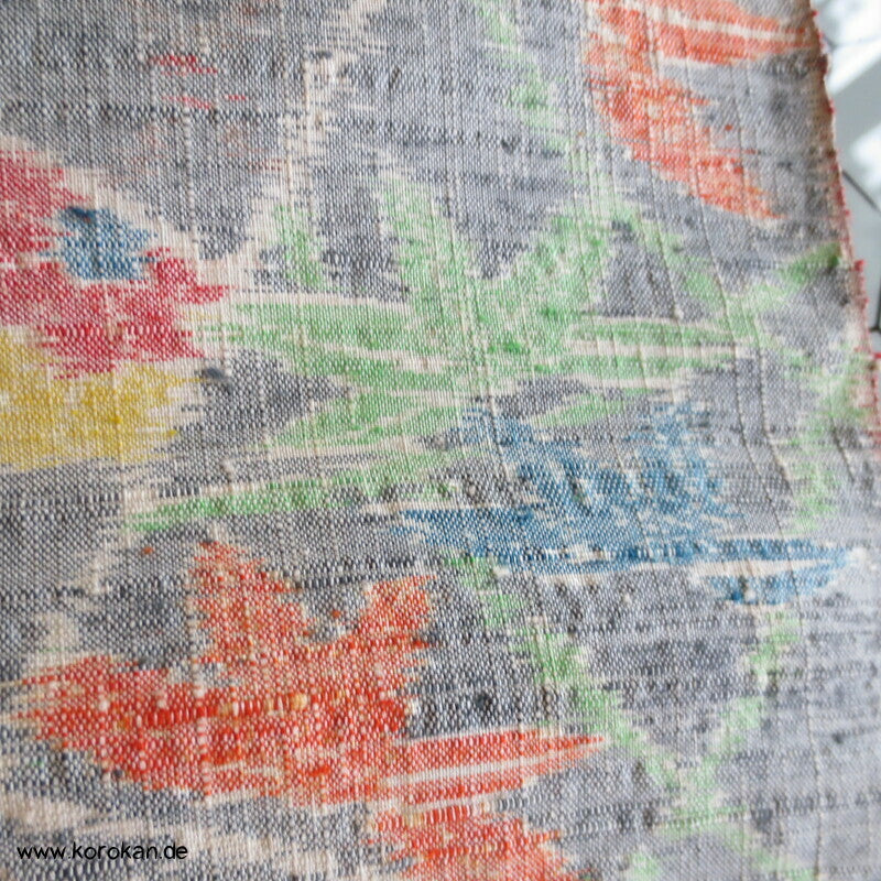 bunte Blumen auf grau, grobe, schwere Tsumugi Seide