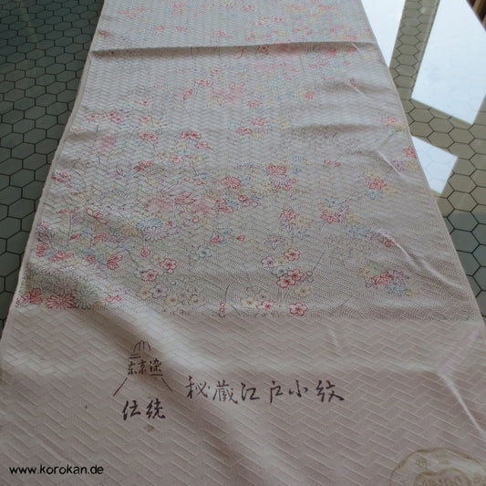 Higaki Flechtmuster Seidendamast Kimono Stoffrest mit Blütendruck