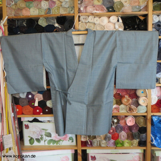 Kasuri Kikko Tsumugi Seiden Dochugi Kimono Jacke, silberblaugrau