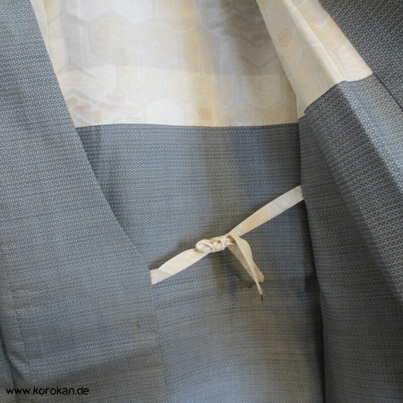 Kasuri Kikko Tsumugi Seiden Dochugi Kimono Jacke, silberblaugrau
