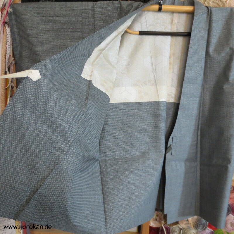 Kasuri Kikko Tsumugi Seiden Dochugi Kimono Jacke, silberblaugrau