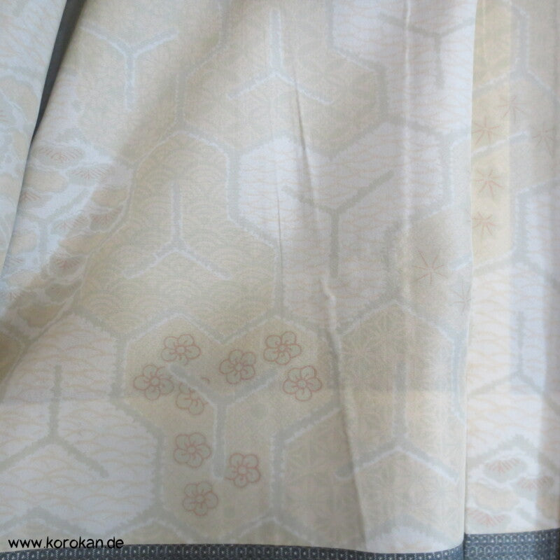 Kasuri Kikko Tsumugi Seiden Dochugi Kimono Jacke, silberblaugrau