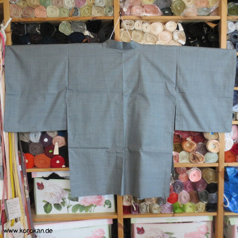 Kasuri Kikko Tsumugi Seiden Dochugi Kimono Jacke, silberblaugrau