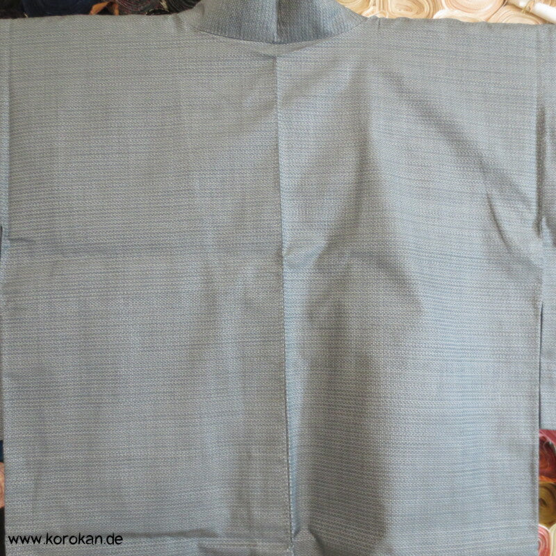 Kasuri Kikko Tsumugi Seiden Dochugi Kimono Jacke, silberblaugrau
