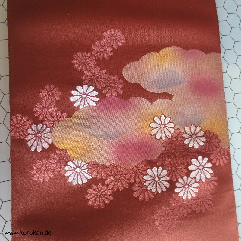 Wolken und Kiku auf siennabraunem Satin Nagoya Obi Brokat