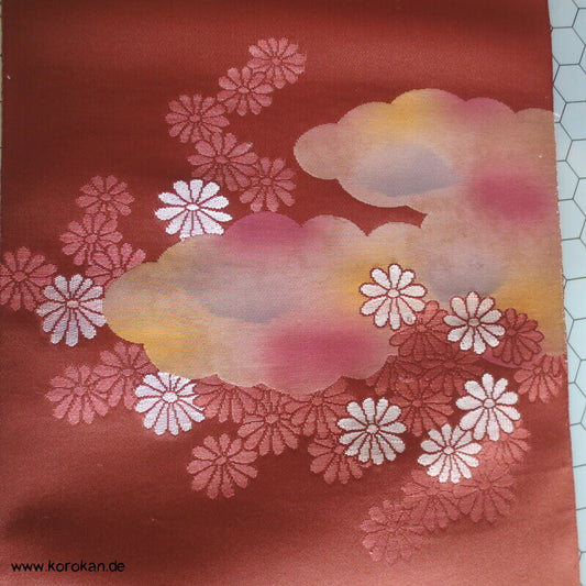 Wolken und Kiku auf siennabraunem Satin Nagoya Obi Brokat