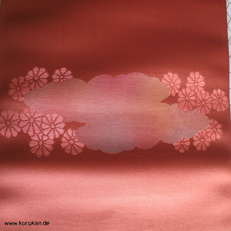 Wolken und Kiku auf siennabraunem Satin Nagoya Obi Brokat