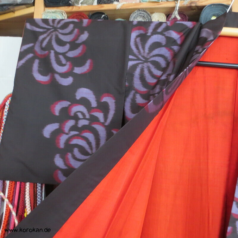 Rangiku Crazy Chrysantheme auf schwarz Meisen Seiden Kimono