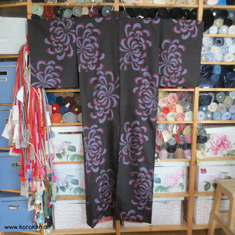 Rangiku Crazy Chrysantheme auf schwarz Meisen Seiden Kimono