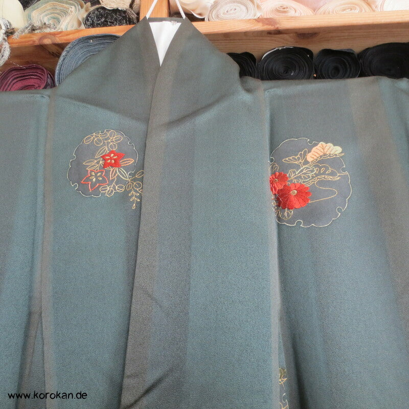 bestickte Rondelle auf Satinstreifen Tsukesage Kimono